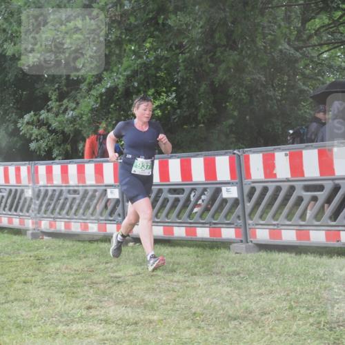 21.06.2025 - 27. Vierlanden-Triathlon KatJ http://msf.ph/oto/8040094 15.06.2025 14:25:44 Ziel 937 meine-sportfotos.de
