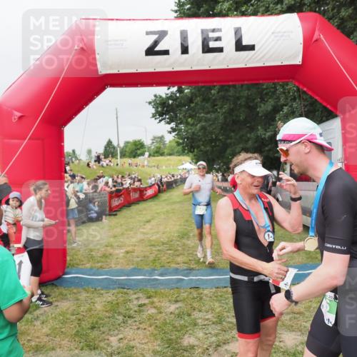 21.06.2025 - 27. Vierlanden-Triathlon MichiJ http://msf.ph/oto/8040100 15.06.2026 13:22:29 Ziel 643 meine-sportfotos.de