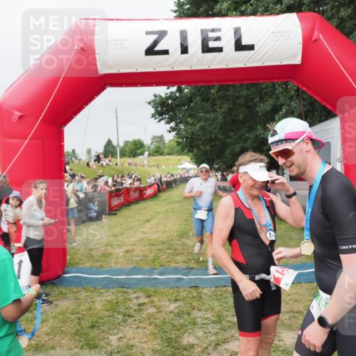 21.06.2025 - 27. Vierlanden-Triathlon MichiJ http://msf.ph/oto/8040103 15.06.2026 13:22:30 Ziel 643 meine-sportfotos.de