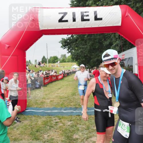 21.06.2025 - 27. Vierlanden-Triathlon MichiJ http://msf.ph/oto/8040110 15.06.2026 13:22:30 Ziel 643 meine-sportfotos.de