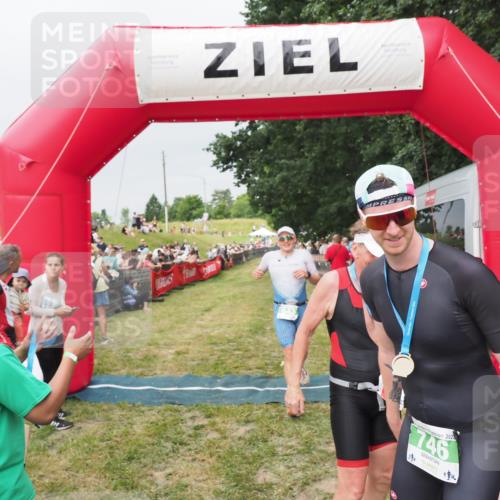 21.06.2025 - 27. Vierlanden-Triathlon MichiJ http://msf.ph/oto/8040113 15.06.2026 13:22:30 Ziel 643 meine-sportfotos.de