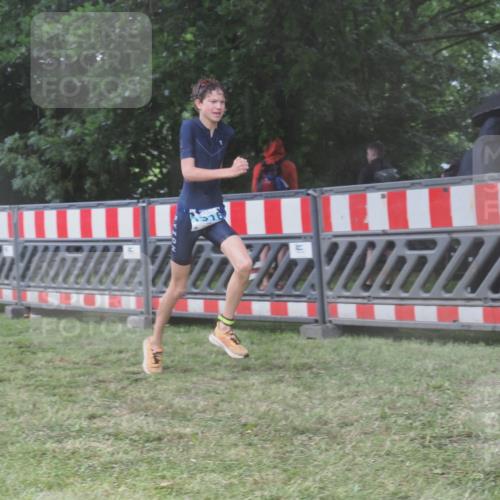 21.06.2025 - 27. Vierlanden-Triathlon KatJ http://msf.ph/oto/8040114 15.06.2025 14:26:36 Ziel 1298, 1304, 1316 meine-sportfotos.de