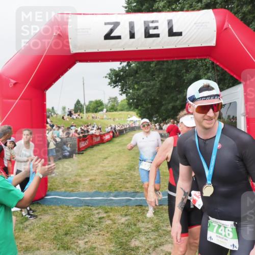 21.06.2025 - 27. Vierlanden-Triathlon MichiJ http://msf.ph/oto/8040116 15.06.2026 13:22:30 Ziel 643 meine-sportfotos.de