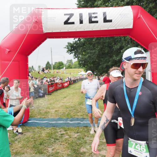 21.06.2025 - 27. Vierlanden-Triathlon MichiJ http://msf.ph/oto/8040120 15.06.2026 13:22:30 Ziel 643 meine-sportfotos.de