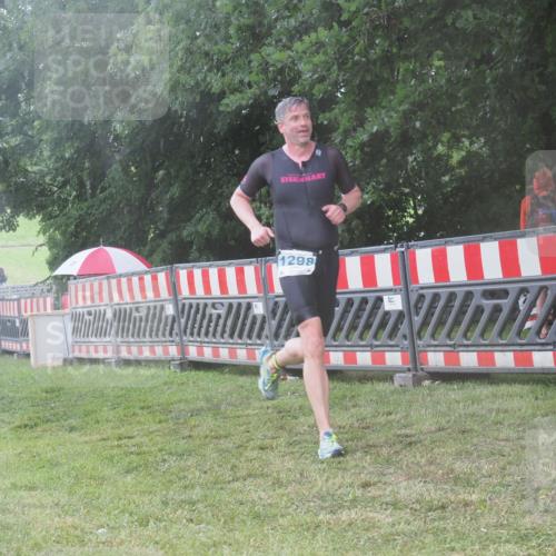 21.06.2025 - 27. Vierlanden-Triathlon KatJ http://msf.ph/oto/8040157 15.06.2025 14:26:45 Ziel 1298, 1304 meine-sportfotos.de
