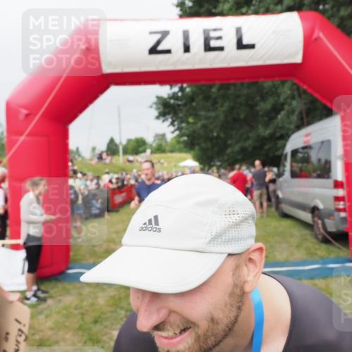 21.06.2025 - 27. Vierlanden-Triathlon MichiJ http://msf.ph/oto/8040183 15.06.2026 13:22:52 Ziel 67, 642 meine-sportfotos.de