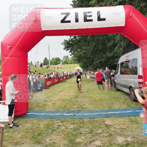 21.06.2025 - 27. Vierlanden-Triathlon MichiJ http://msf.ph/oto/8040193 15.06.2026 13:23:00 Ziel 841 meine-sportfotos.de