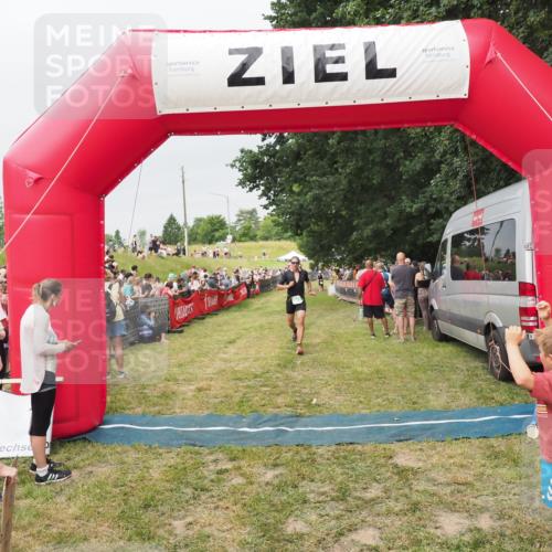 21.06.2025 - 27. Vierlanden-Triathlon MichiJ http://msf.ph/oto/8040196 15.06.2026 13:23:00 Ziel 841 meine-sportfotos.de