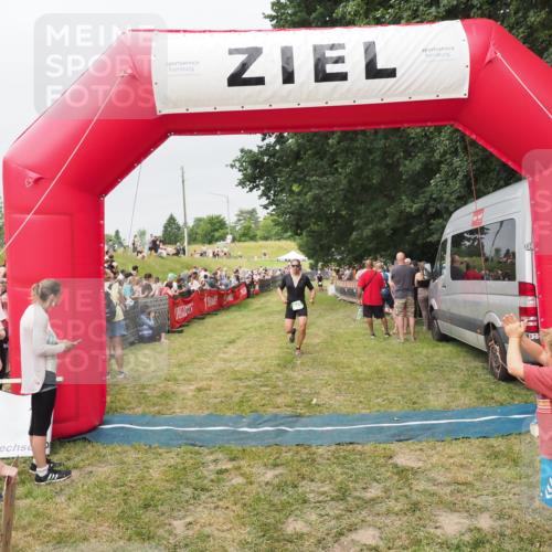 21.06.2025 - 27. Vierlanden-Triathlon MichiJ http://msf.ph/oto/8040199 15.06.2026 13:23:00 Ziel 841 meine-sportfotos.de