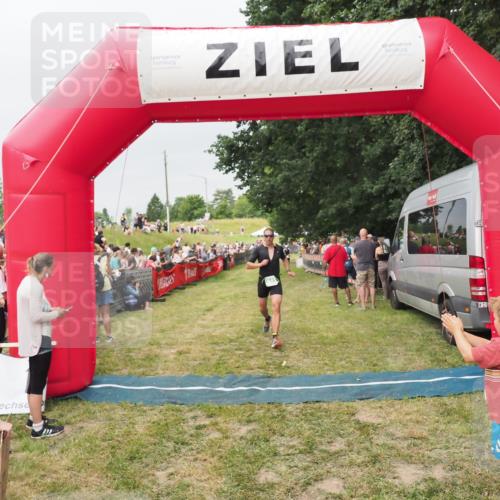 21.06.2025 - 27. Vierlanden-Triathlon MichiJ http://msf.ph/oto/8040215 15.06.2026 13:23:01 Ziel 841 meine-sportfotos.de