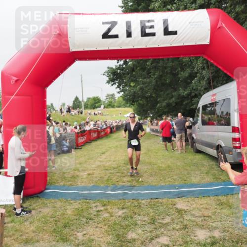 21.06.2025 - 27. Vierlanden-Triathlon MichiJ http://msf.ph/oto/8040221 15.06.2026 13:23:01 Ziel 841 meine-sportfotos.de
