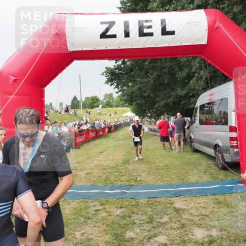 21.06.2025 - 27. Vierlanden-Triathlon MichiJ http://msf.ph/oto/8040229 15.06.2026 13:23:08 Ziel 794, 841 meine-sportfotos.de