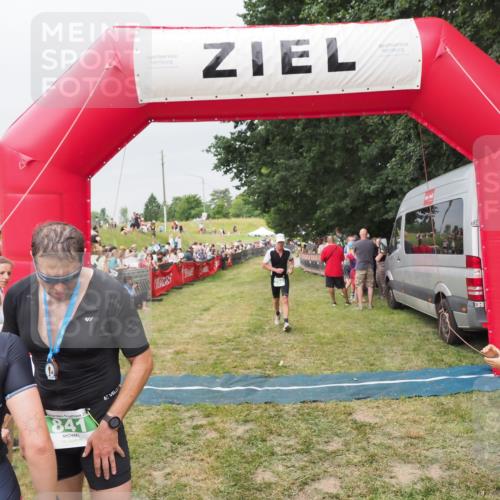 21.06.2025 - 27. Vierlanden-Triathlon MichiJ http://msf.ph/oto/8040232 15.06.2026 13:23:08 Ziel 794, 841 meine-sportfotos.de