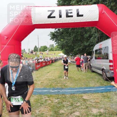 21.06.2025 - 27. Vierlanden-Triathlon MichiJ http://msf.ph/oto/8040238 15.06.2026 13:23:09 Ziel 794 meine-sportfotos.de