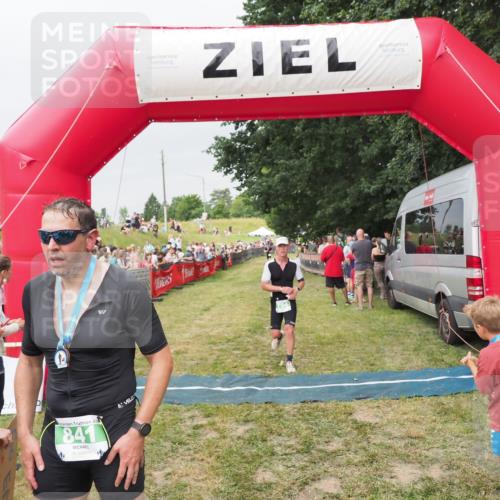 21.06.2025 - 27. Vierlanden-Triathlon MichiJ http://msf.ph/oto/8040255 15.06.2026 13:23:09 Ziel 794 meine-sportfotos.de