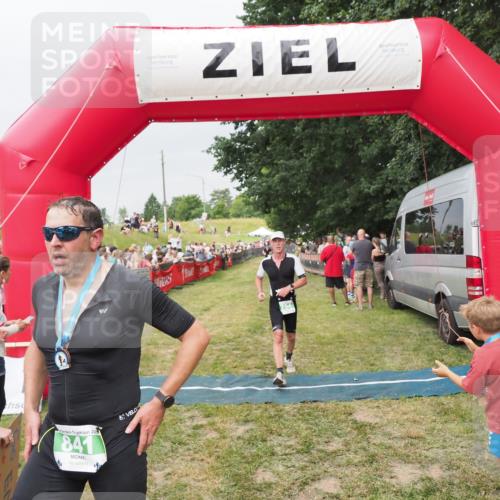 21.06.2025 - 27. Vierlanden-Triathlon MichiJ http://msf.ph/oto/8040261 15.06.2026 13:23:10 Ziel 794 meine-sportfotos.de