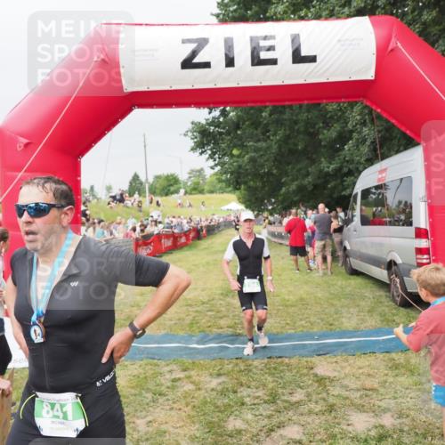 21.06.2025 - 27. Vierlanden-Triathlon MichiJ http://msf.ph/oto/8040267 15.06.2026 13:23:10 Ziel 794 meine-sportfotos.de