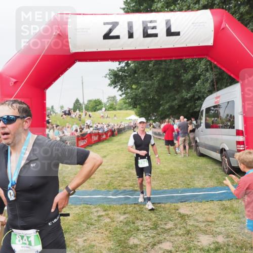 21.06.2025 - 27. Vierlanden-Triathlon MichiJ http://msf.ph/oto/8040270 15.06.2026 13:23:10 Ziel 794 meine-sportfotos.de