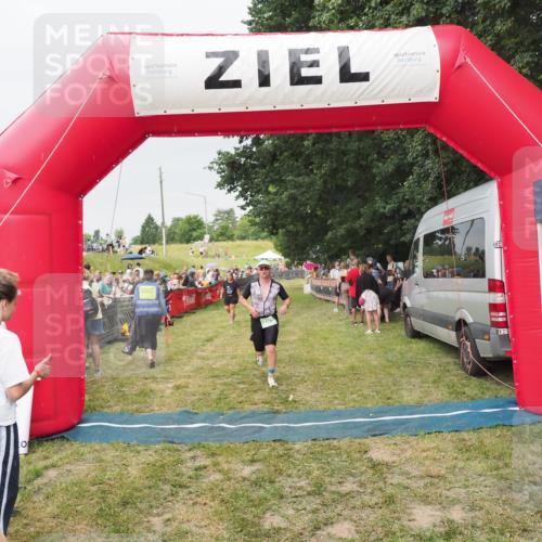 21.06.2025 - 27. Vierlanden-Triathlon MichiJ http://msf.ph/oto/8040279 15.06.2026 13:24:08 Ziel 701 meine-sportfotos.de