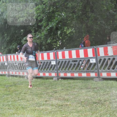 21.06.2025 - 27. Vierlanden-Triathlon KatJ http://msf.ph/oto/8040281 15.06.2025 14:27:21 Ziel 1224, 1239 meine-sportfotos.de