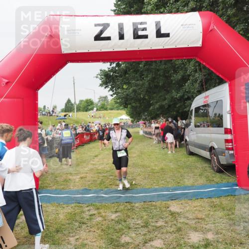 21.06.2025 - 27. Vierlanden-Triathlon MichiJ http://msf.ph/oto/8040291 15.06.2026 13:24:09 Ziel 701 meine-sportfotos.de