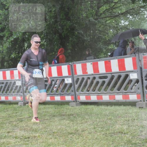 21.06.2025 - 27. Vierlanden-Triathlon KatJ http://msf.ph/oto/8040297 15.06.2025 14:27:22 Ziel 1224, 1239 meine-sportfotos.de