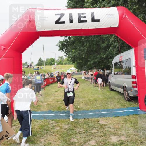 21.06.2025 - 27. Vierlanden-Triathlon MichiJ http://msf.ph/oto/8040299 15.06.2026 13:24:09 Ziel 701 meine-sportfotos.de
