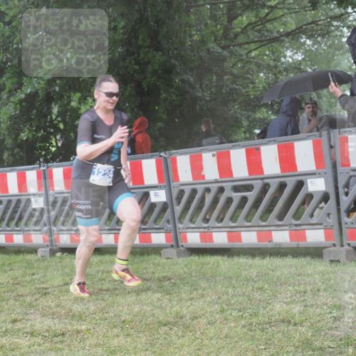 21.06.2025 - 27. Vierlanden-Triathlon KatJ http://msf.ph/oto/8040301 15.06.2025 14:27:22 Ziel 1224, 1239 meine-sportfotos.de