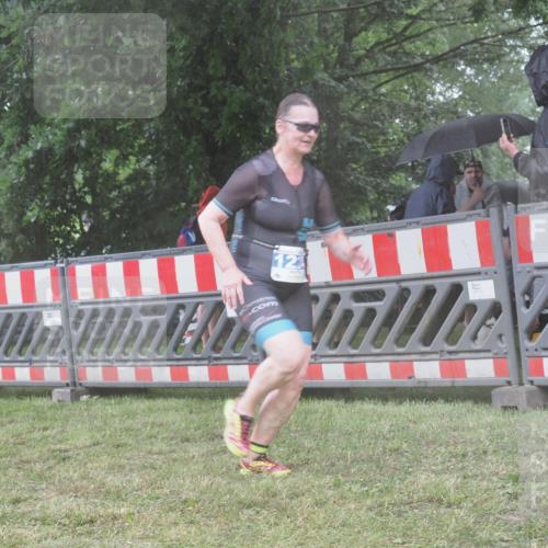 21.06.2025 - 27. Vierlanden-Triathlon KatJ http://msf.ph/oto/8040308 15.06.2025 14:27:22 Ziel 1224, 1239 meine-sportfotos.de