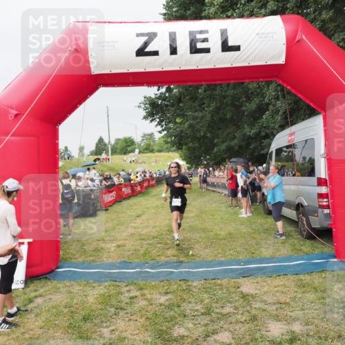 21.06.2025 - 27. Vierlanden-Triathlon MichiJ http://msf.ph/oto/8040314 15.06.2026 13:24:33 Ziel 747 meine-sportfotos.de