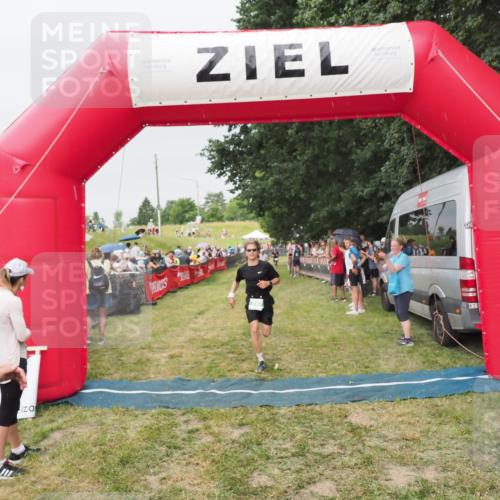 21.06.2025 - 27. Vierlanden-Triathlon MichiJ http://msf.ph/oto/8040317 15.06.2026 13:24:33 Ziel 747 meine-sportfotos.de
