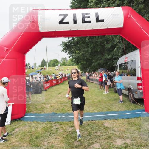 21.06.2025 - 27. Vierlanden-Triathlon MichiJ http://msf.ph/oto/8040334 15.06.2026 13:24:33 Ziel 747 meine-sportfotos.de