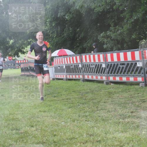 21.06.2025 - 27. Vierlanden-Triathlon KatJ http://msf.ph/oto/8040335 15.06.2025 14:27:28 Ziel 1239, 1299 meine-sportfotos.de
