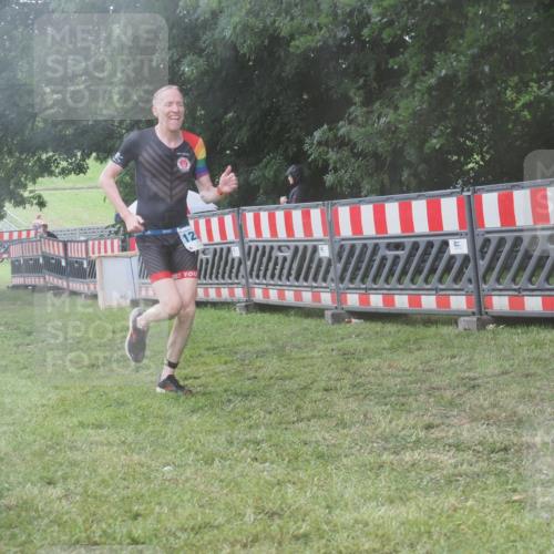21.06.2025 - 27. Vierlanden-Triathlon KatJ http://msf.ph/oto/8040344 15.06.2025 14:27:28 Ziel 1239, 1299 meine-sportfotos.de