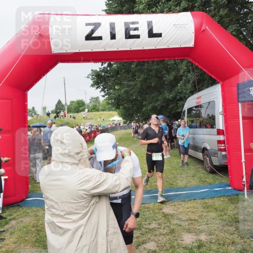 21.06.2025 - 27. Vierlanden-Triathlon MichiJ http://msf.ph/oto/8040385 15.06.2026 13:24:42 Ziel 636, 846 meine-sportfotos.de
