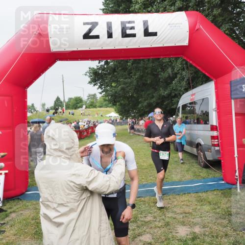 21.06.2025 - 27. Vierlanden-Triathlon MichiJ http://msf.ph/oto/8040392 15.06.2026 13:24:42 Ziel 636, 846 meine-sportfotos.de