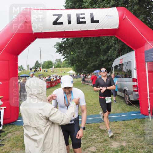21.06.2025 - 27. Vierlanden-Triathlon MichiJ http://msf.ph/oto/8040396 15.06.2026 13:24:42 Ziel 636, 846 meine-sportfotos.de