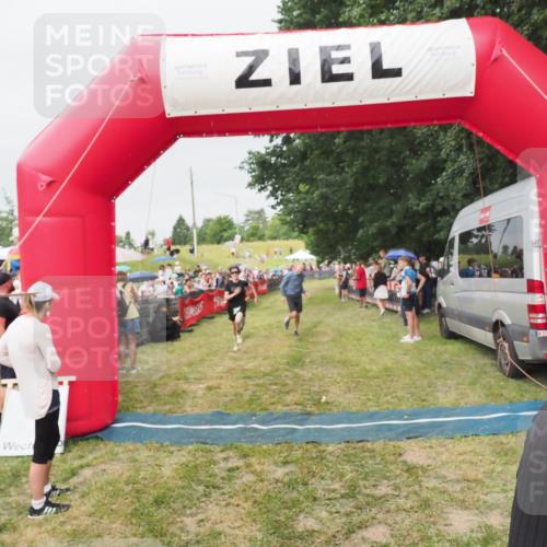 21.06.2025 - 27. Vierlanden-Triathlon MichiJ http://msf.ph/oto/8040403 15.06.2026 13:24:51 Ziel 953 meine-sportfotos.de