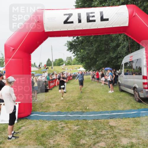 21.06.2025 - 27. Vierlanden-Triathlon MichiJ http://msf.ph/oto/8040409 15.06.2026 13:24:51 Ziel 953 meine-sportfotos.de