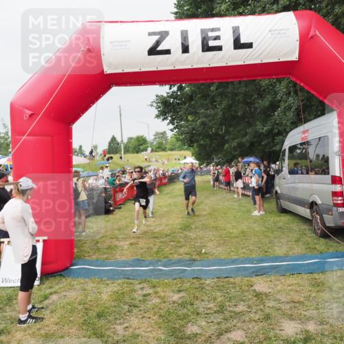 21.06.2025 - 27. Vierlanden-Triathlon MichiJ http://msf.ph/oto/8040412 15.06.2026 13:24:52 Ziel 953 meine-sportfotos.de
