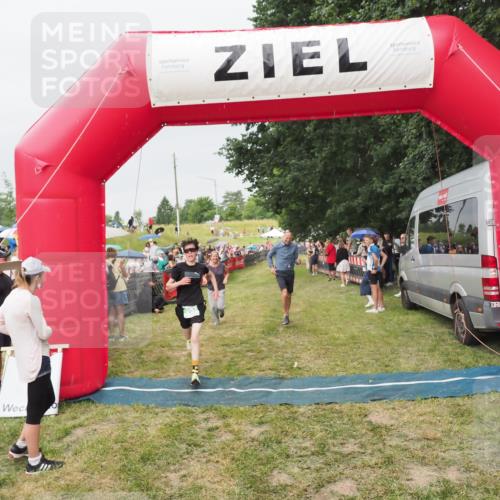 21.06.2025 - 27. Vierlanden-Triathlon MichiJ http://msf.ph/oto/8040421 15.06.2026 13:24:52 Ziel 953 meine-sportfotos.de