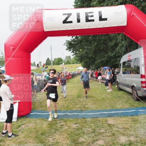 21.06.2025 - 27. Vierlanden-Triathlon MichiJ http://msf.ph/oto/8040428 15.06.2026 13:24:52 Ziel 953 meine-sportfotos.de