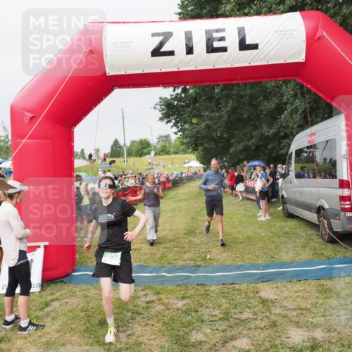 21.06.2025 - 27. Vierlanden-Triathlon MichiJ http://msf.ph/oto/8040435 15.06.2026 13:24:52 Ziel 953 meine-sportfotos.de