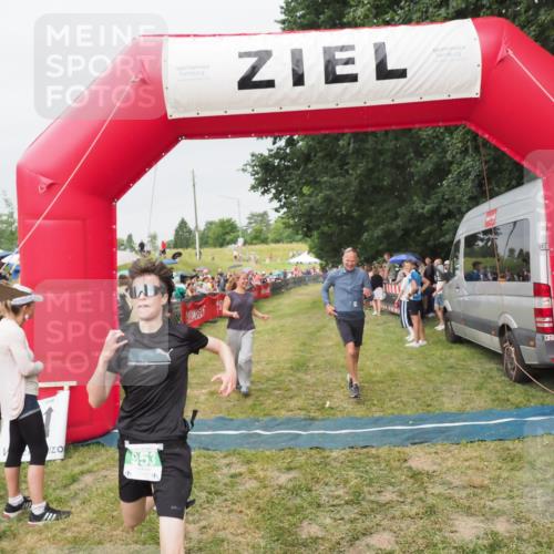 21.06.2025 - 27. Vierlanden-Triathlon MichiJ http://msf.ph/oto/8040441 15.06.2026 13:24:53 Ziel 953 meine-sportfotos.de