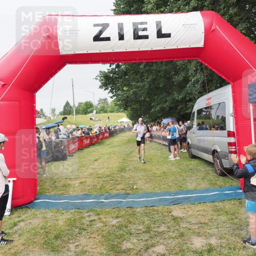 21.06.2025 - 27. Vierlanden-Triathlon MichiJ http://msf.ph/oto/8040448 15.06.2026 13:25:06 Ziel 766 meine-sportfotos.de