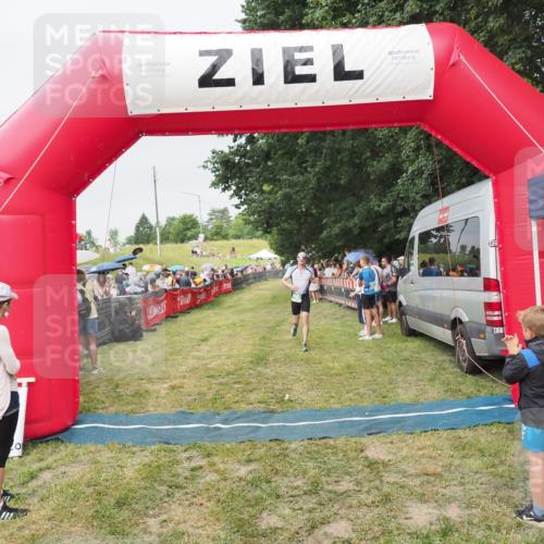 21.06.2025 - 27. Vierlanden-Triathlon MichiJ http://msf.ph/oto/8040451 15.06.2026 13:25:06 Ziel 766 meine-sportfotos.de