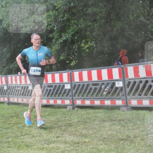 21.06.2025 - 27. Vierlanden-Triathlon KatJ http://msf.ph/oto/8040456 15.06.2025 14:27:44 Ziel 1314 meine-sportfotos.de