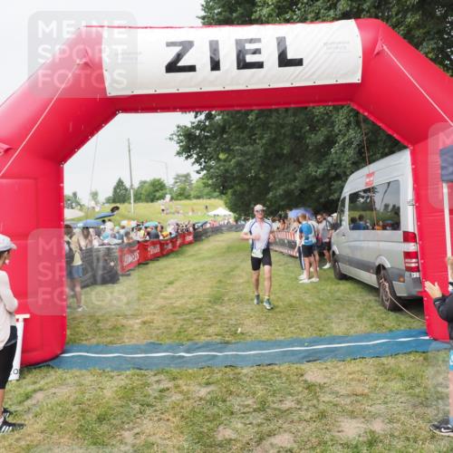 21.06.2025 - 27. Vierlanden-Triathlon MichiJ http://msf.ph/oto/8040468 15.06.2026 13:25:06 Ziel 766 meine-sportfotos.de