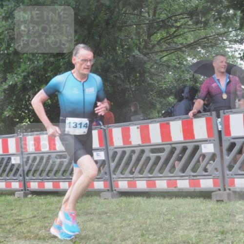 21.06.2025 - 27. Vierlanden-Triathlon KatJ http://msf.ph/oto/8040472 15.06.2025 14:27:44 Ziel 1314 meine-sportfotos.de