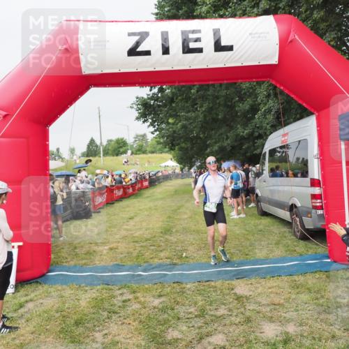 21.06.2025 - 27. Vierlanden-Triathlon MichiJ http://msf.ph/oto/8040488 15.06.2026 13:25:07 Ziel 766 meine-sportfotos.de